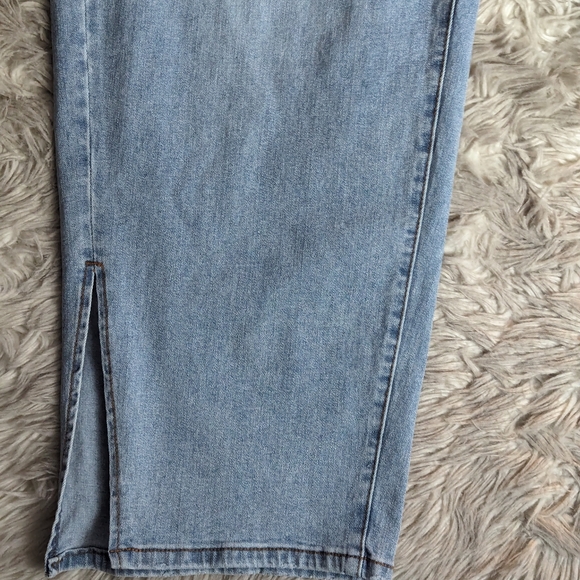 Final Price NWT Eloquii Straight Leg Jeans With Slit in Light Wash - Picture 5 of 14